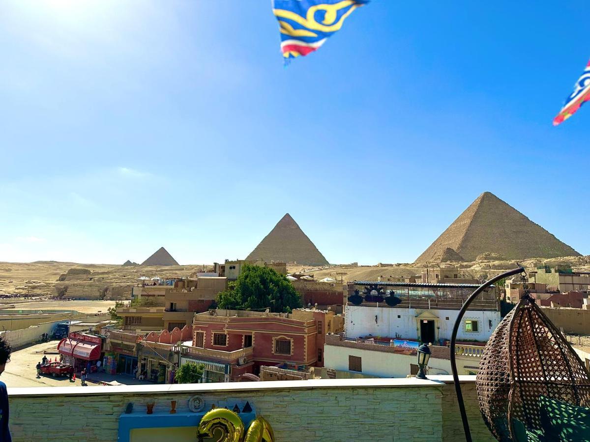 Happy Holiday Pyramids * Le Caire
